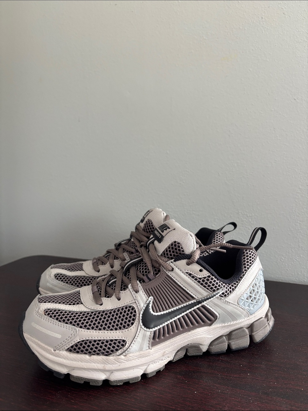 Nike Vomero Kids Beige and Brown Mesh Trail Sneakers - Picture 2 of 12